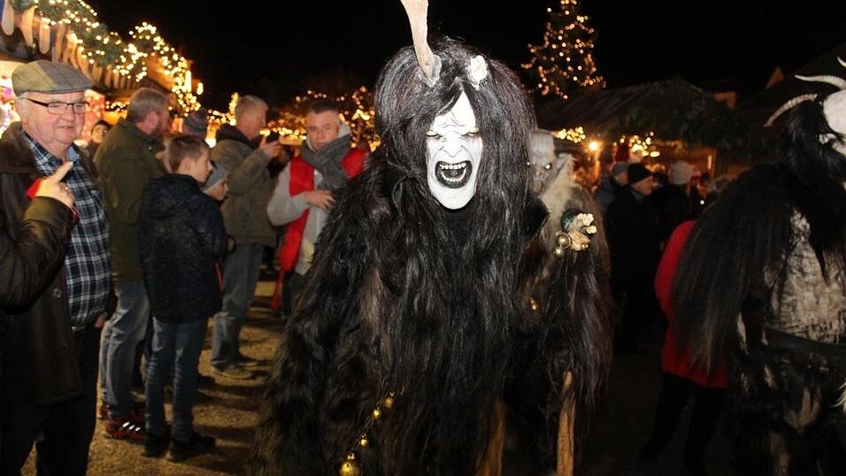 Die Perchtengruppe 'Frisinger Fratz'n' trat am Mittwochabend auf dem Landshuter Christkindlmarkt auf. Die Perchtengruppe 'Frisinger Fratz'n' trat am Mittwochabend auf dem Landshuter Christkindlmarkt auf.