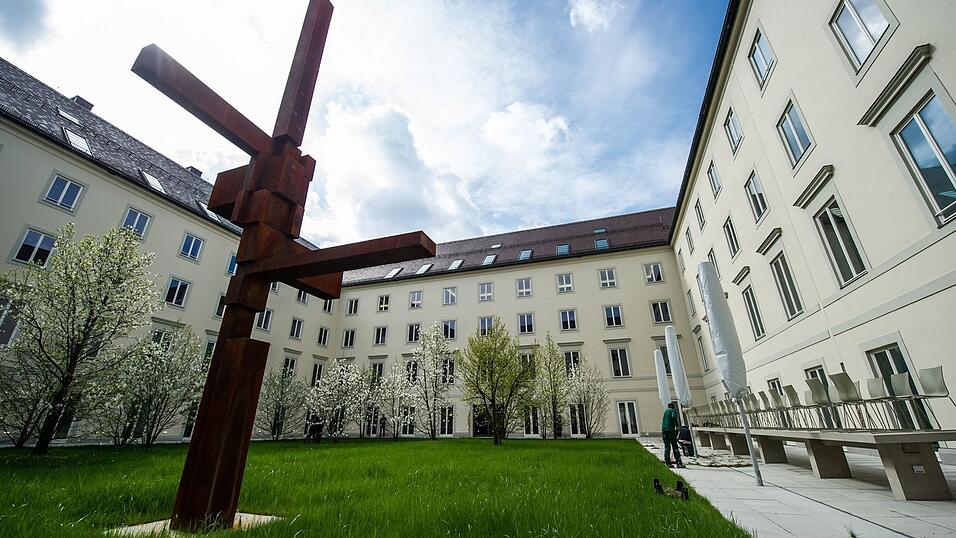 Ein Mitarbeiter wählte wegen einer stinkenden Flüssigkeit am Eingang des Ordinariat den Notruf. (Symbolbild) Ein Mitarbeiter wählte wegen einer stinkenden Flüssigkeit am Eingang des Ordinariat den Notruf. (Symbolbild)