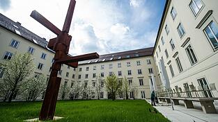 Ein Mitarbeiter wählte wegen einer stinkenden Flüssigkeit am Eingang des Ordinariat den Notruf. (Symbolbild)