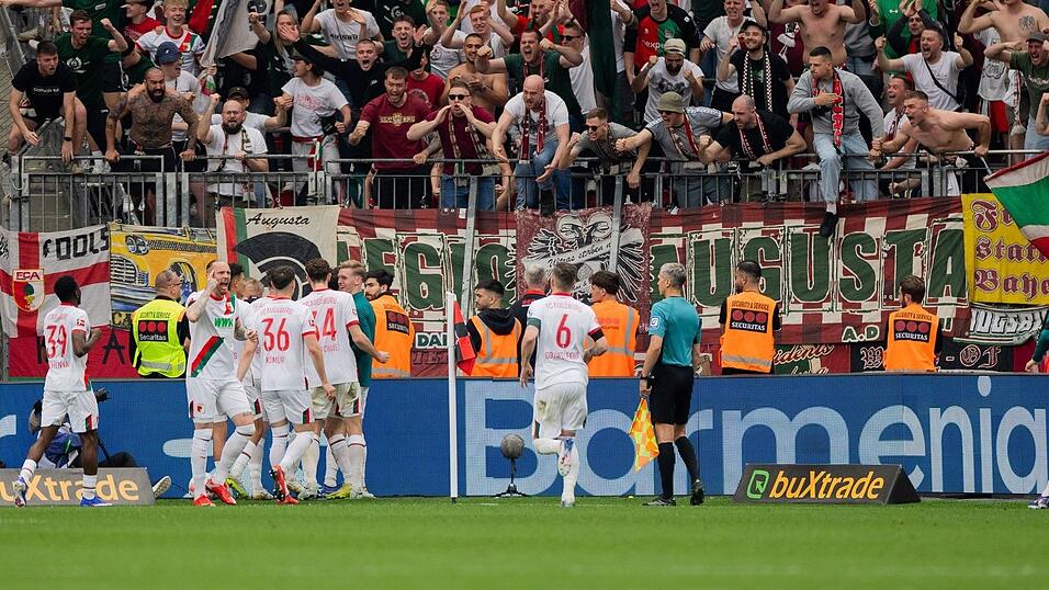 Augsburg jubelt &uuml;ber das 2:1 nach einem verwandelten Elfmeter in der Nachspielzeit.