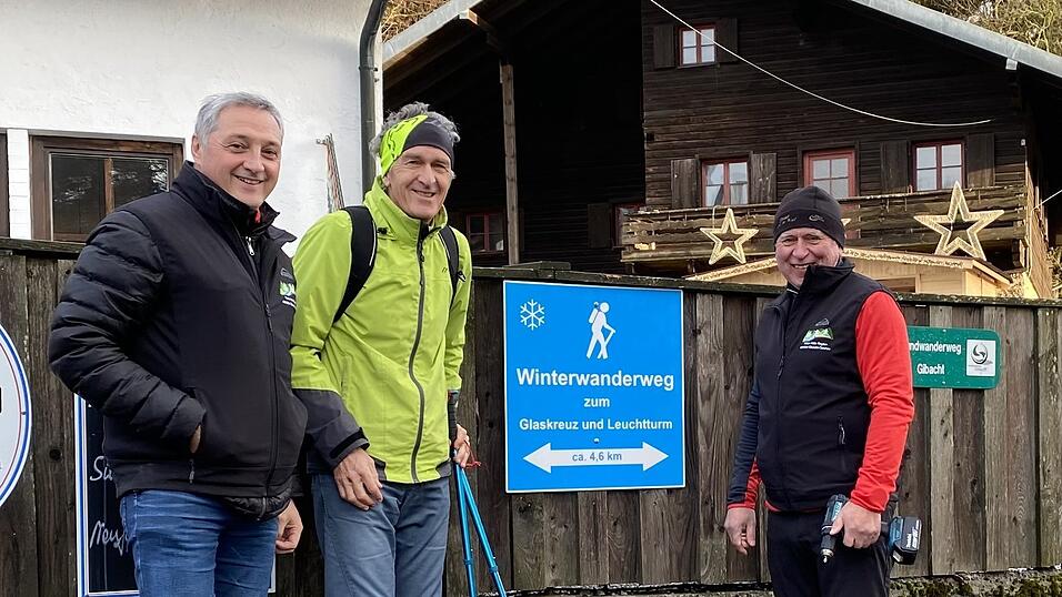 Symbolisch wird der Wegweiser montiert.