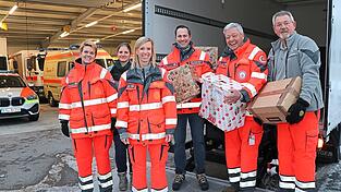 Vorbereitung für den Weihnachtstrucker: (v.l.) Ulrike Ritter (Helferin), Eva Maria Geiss (Johanniter-Ortsbeauftragte Allershausen), Veronika Vöerös (Helferin), Ulrich-Joachim Müller (ehrenamtliches Mitglied des Regionalvorstands), Hermann Mayr (Helfer) und Willi Holmhey (Lkw-Fahrer).