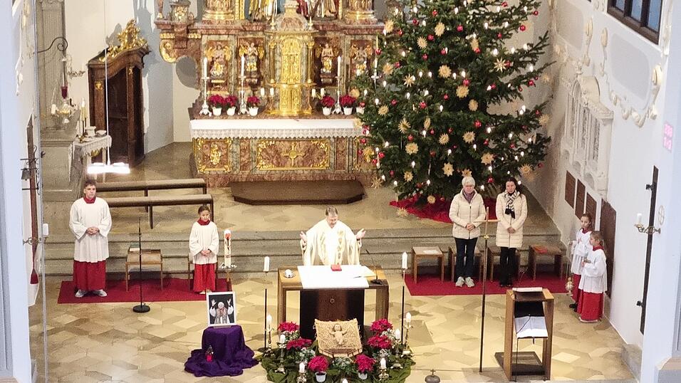 Gedenkamt für Papst Benedikt XVI. mit Dekan Heinrich Blömecke.