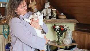 Andrea Ross mit Lilly. Die Katze ist seit dem schlimmen Erlebnis schreckhaft geworden. Sie lernt, ihr Leben auf drei Beinen zu meistern.