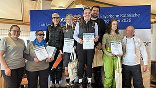 Viel Spa&szlig; hatten die Sehbehinderten bei der Siegerehrung mit ihren Guides.