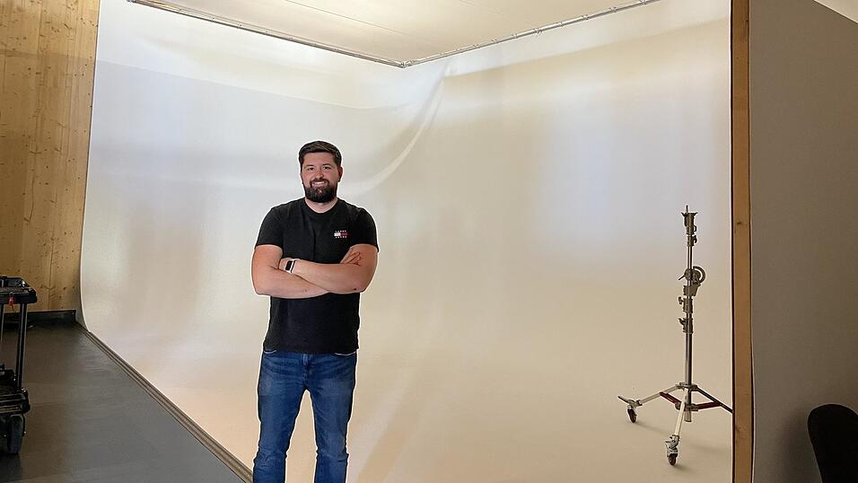 Florian Voss vor der Drehkulisse.