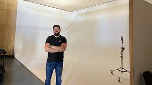 Florian Voss vor der Drehkulisse.