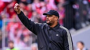 Vincent Kompany stellt sich auf ein schweres Pokalspiel in Leverkusen ein. (Archivbild)