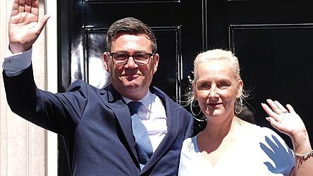 Der neue Bewohner: Premierminister Andy Burnham und seine Frau Marie-France van Heel in der Downing Street 10 in London. Der neue Bewohner: Premierminister Andy Burnham und seine Frau Marie-France van Heel in der Downing Street 10 in London.