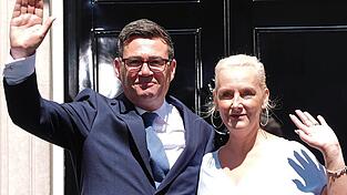 Der neue Bewohner: Premierminister Andy Burnham und seine Frau Marie-France van Heel in der Downing Street 10 in London. Der neue Bewohner: Premierminister Andy Burnham und seine Frau Marie-France van Heel in der Downing Street 10 in London.