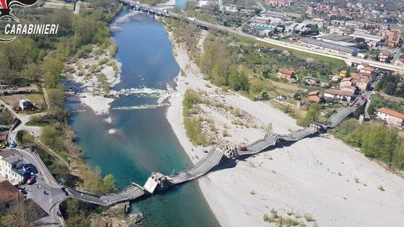 Die von der Polizei zur Verf&uuml;gung gestellte Luftaufnahme zeigt die eingest&uuml;rzte Br&uuml;cke &uuml;ber einem Fluss.