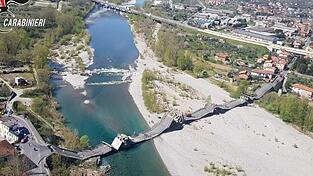 Die von der Polizei zur Verf&uuml;gung gestellte Luftaufnahme zeigt die eingest&uuml;rzte Br&uuml;cke &uuml;ber einem Fluss.
