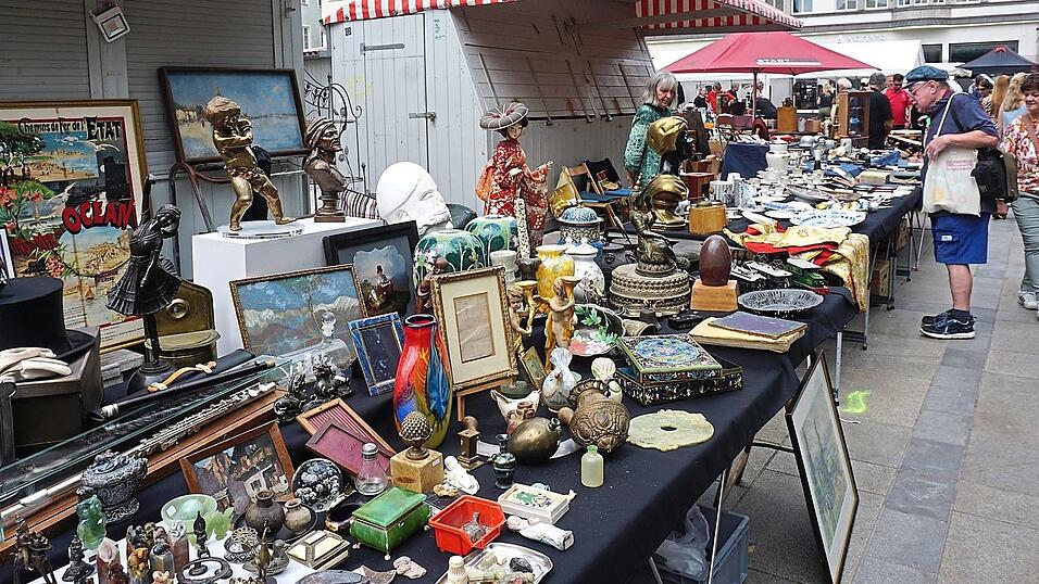 Bei dem Markt mussten die Waren mindestens 50 Jahre alt sein. Bei dem Markt mussten die Waren mindestens 50 Jahre alt sein.