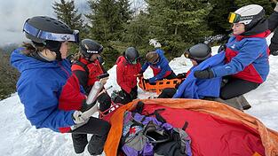 Versorgung einer verletzten Person in unwegsamem Gel&auml;nde