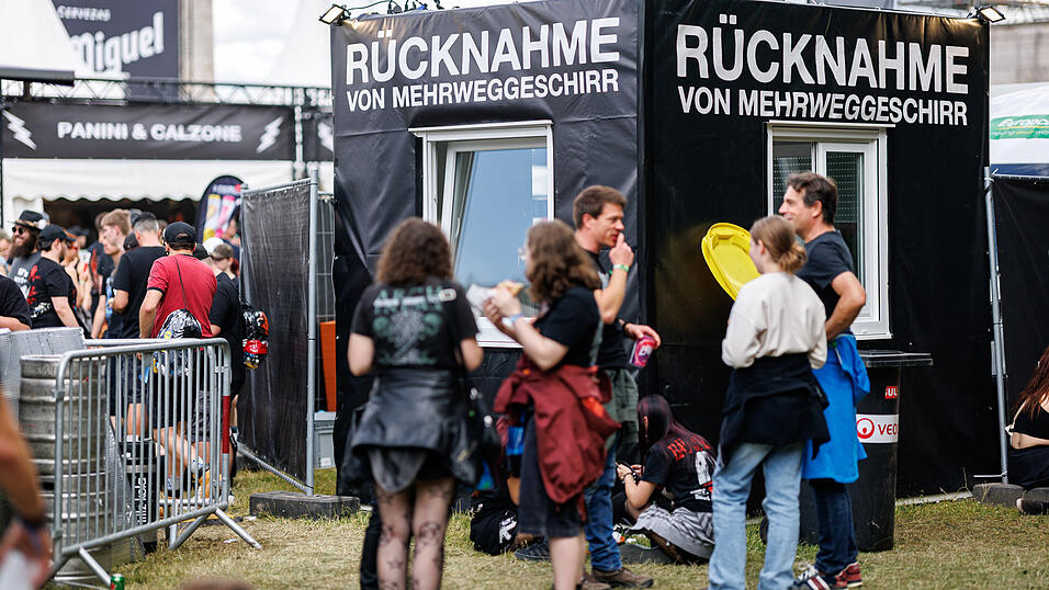 Rund 80.000 Musikfans feiern laut Veranstalter auf dem Gel&auml;nde.&nbsp;
