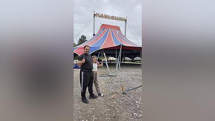 Karl Buch mit Tochter Leticia. Bei der Luftakrobatik beweist die 13-J&auml;hrige in der Manege ihr K&ouml;nnen.