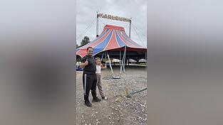 Karl Buch mit Tochter Leticia. Bei der Luftakrobatik beweist die 13-Jährige in der Manege ihr Können. Karl Buch mit Tochter Leticia. Bei der Luftakrobatik beweist die 13-Jährige in der Manege ihr Können.