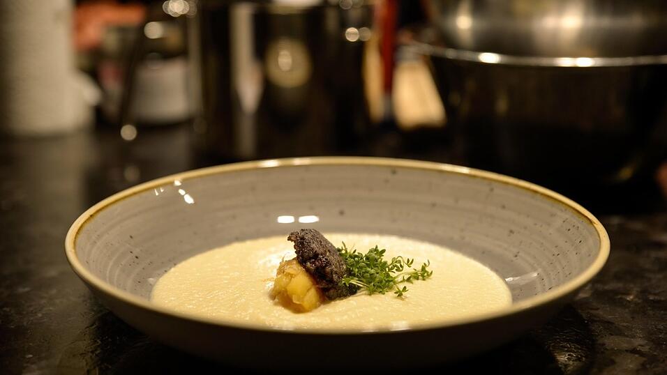 Sebastian Völkl aus dem Jedermann empfiehlt eine Selleriesuppe mit Banane und gebratener Blutwurst.