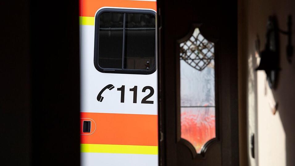 In Grafenau erlitt ein Mann während der Fahrt einen medizinischen Notfall, an dem er in der Folge leider verstarb. (Symbolbild) In Grafenau erlitt ein Mann während der Fahrt einen medizinischen Notfall, an dem er in der Folge leider verstarb. (Symbolbild)