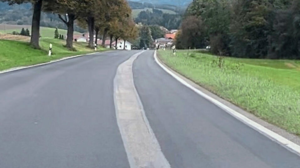 Auf dem Weg von Steinburg nach Neukirchen: der besagte schmale Streifen des alten Belags, der nicht erneuert wurde. Auf dem Weg von Steinburg nach Neukirchen: der besagte schmale Streifen des alten Belags, der nicht erneuert wurde.