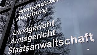 Wegen Bombendrohungen gegen die Augsburger Justiz ist ein Mann zu einer Bewährungsstrafe verurteilt worden. (Archivbild)