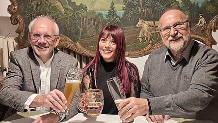 Zweiter Bürgermeister Joachim Eberl (links) und CSU-Ortsvorsitzender Ludwig Himmelstoß (rechts) gratulieren Heike Fries zur einstimmigen Wahlkandidatur.