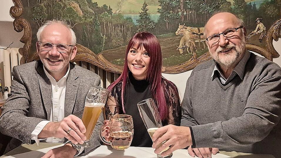 Zweiter Bürgermeister Joachim Eberl (links) und CSU-Ortsvorsitzender Ludwig Himmelstoß (rechts) gratulieren Heike Fries zur einstimmigen Wahlkandidatur.