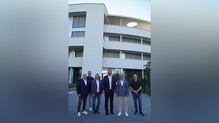 B&uuml;rgermeister Ludwig Waas, Christian Pfeffer vom Kommunalunternehmen Niederwinkling, stellvertretender Landrat Ludwig Knot, Landrat Tobias Beck, Inhaber Franz Hilmer und Betriebsratsvorsitzender Alexander Eichinger (v. l.)