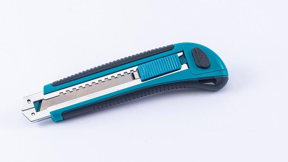 Wegen eines Cuttermessers, das der Angeklagte mitführte, wurde er wegen Diebstahls mit Waffen verurteilt. (Symbolbild) Wegen eines Cuttermessers, das der Angeklagte mitführte, wurde er wegen Diebstahls mit Waffen verurteilt. (Symbolbild)