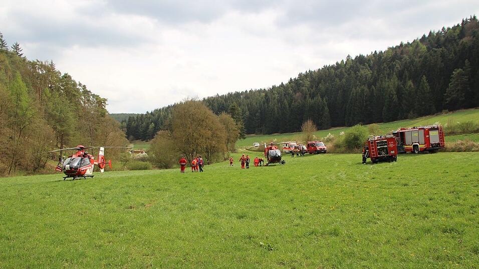 Der 45-jährige Fahrer eines Traktors kam bei Holzfällarbeiten ums Leben. Der 45-jährige Fahrer eines Traktors kam bei Holzfällarbeiten ums Leben.