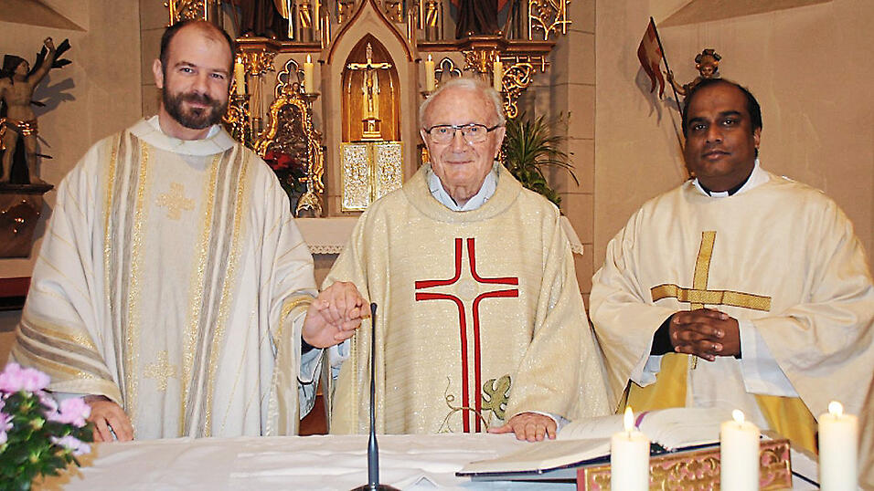 Pfarrer Gerhard P&ouml;pperl, Pfarrer i.R. Willibald Hirsch und Pfarrvikar Loxly Paravakkal beim Dankgottesdienst (von links)