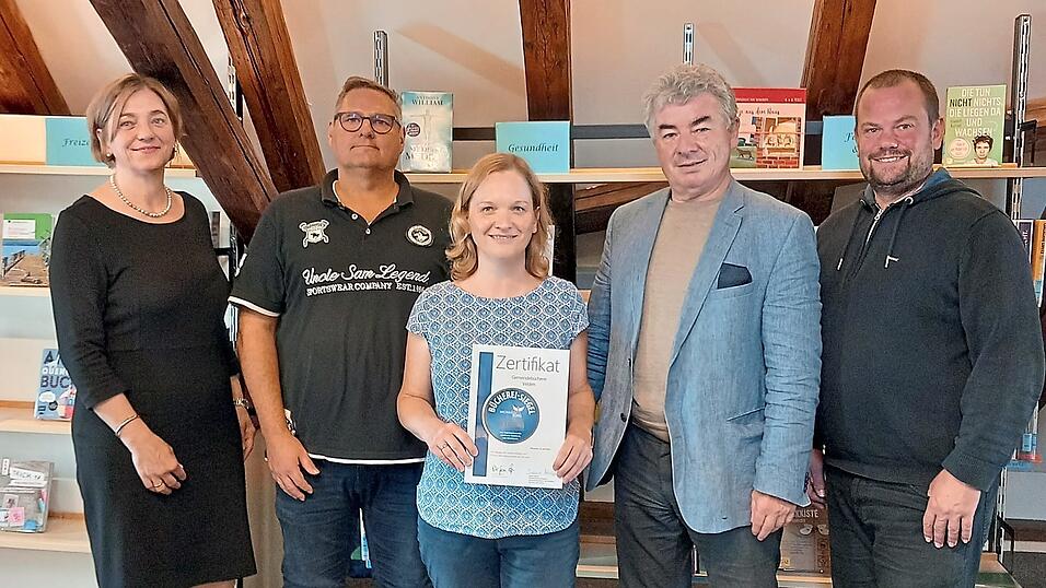 Sabine Adolph, Pfarrei-Verwaltungsleiter Robert Murr, Gemeindeb&uuml;cherei-Leiterin Jenny Kreisel, B&uuml;rgermeister Ludwig Greimel und Verwaltungsleiter Martin Bauer (von links).