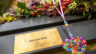 An der Isar erinnert jetzt eine Bank an die zwei Opfer, die bei einem Anschlag in München starben, als ein Autofahrer in einen Demonstrationszug fuhr. An der Isar erinnert jetzt eine Bank an die zwei Opfer, die bei einem Anschlag in München starben, als ein Autofahrer in einen Demonstrationszug fuhr.