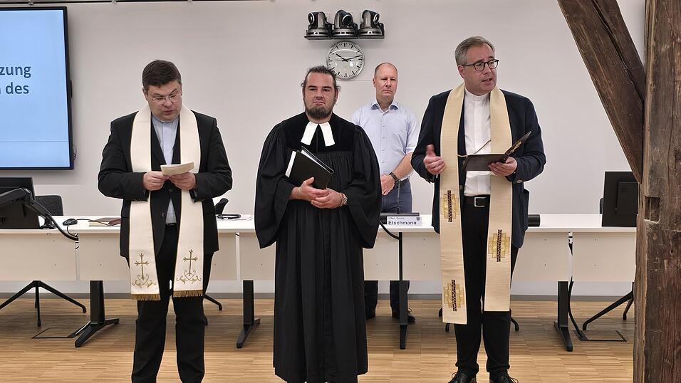 Pfarrer Emanuel Hartmann (v. l.), der evangelische Pfarrer Ralph Natschke-Scherm und Pfarrer Monsignore Christian Altmannsperger erteilten den kirchlichen Segen. B&uuml;rgermeister Thomas Etschmann (hinten) ging kurz auf die Geschichte des Rathauses ein.