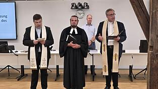 Pfarrer Emanuel Hartmann (v. l.), der evangelische Pfarrer Ralph Natschke-Scherm und Pfarrer Monsignore Christian Altmannsperger erteilten den kirchlichen Segen. Bürgermeister Thomas Etschmann (hinten) ging kurz auf die Geschichte des Rathauses ein. Pfarrer Emanuel Hartmann (v. l.), der evangelische Pfarrer Ralph Natschke-Scherm und Pfarrer Monsignore Christian Altmannsperger erteilten den kirchlichen Segen. Bürgermeister Thomas Etschmann (hinten) ging kurz auf die Geschichte des Rathauses ein.