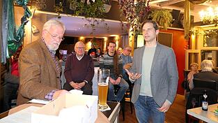 MdL Toni Schuberl (r.) stellte seine Visionen mit der Ilztalbahn vor. Im Hintergrund und blauem Hemd Gero Wieschollek, der die zweite Petition (Rettet die Waldbahn in Bayerisch Kanada) für die Bahn losgetreten hatte, und derzeit immer donnerstags in der Resilienzwerkstatt anzutreffen ist, links Wolfgang Schlüter, Vorsitzender Go-Vit. MdL Toni Schuberl (r.) stellte seine Visionen mit der Ilztalbahn vor. Im Hintergrund und blauem Hemd Gero Wieschollek, der die zweite Petition (Rettet die Waldbahn in Bayerisch Kanada) für die Bahn losgetreten hatte, und derzeit immer donnerstags in der Resilienzwerkstatt anzutreffen ist, links Wolfgang Schlüter, Vorsitzender Go-Vit.