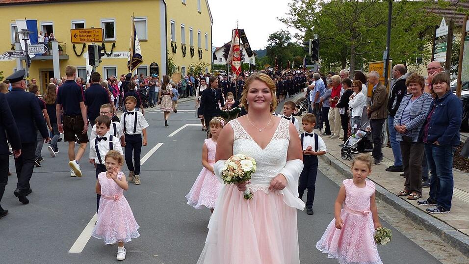Strahlende Patenbraut: 'Wirtsdeandl' Elena Fischer aus Thierling.