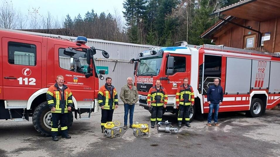 Die Zimmerei Köppl, Drachselsried-Frathau, spendete 1.000 Euro, mit dem Betrag unterstützt er die Anschaffung von Schmutzwasserpumpen, die bei der Bekämpfung von Hochwasser zum Einsatz kommen (v.li.) : Christian Kopp, stellv. Kommandant, Georg Hirtreiter, Kommandant Drachselsried, Alois Köppl, Zimmerei Köppl, Martin Egner und Sebastian Geiger, Kommandant und Stellvertreter Oberried, Helmut Silberbauer, stellv. Kommandant Asbach. Die Zimmerei Köppl, Drachselsried-Frathau, spendete 1.000 Euro, mit dem Betrag unterstützt er die Anschaffung von Schmutzwasserpumpen, die bei der Bekämpfung von Hochwasser zum Einsatz kommen (v.li.) : Christian Kopp, stellv. Kommandant, Georg Hirtreiter, Kommandant Drachselsried, Alois Köppl, Zimmerei Köppl, Martin Egner und Sebastian Geiger, Kommandant und Stellvertreter Oberried, Helmut Silberbauer, stellv. Kommandant Asbach.