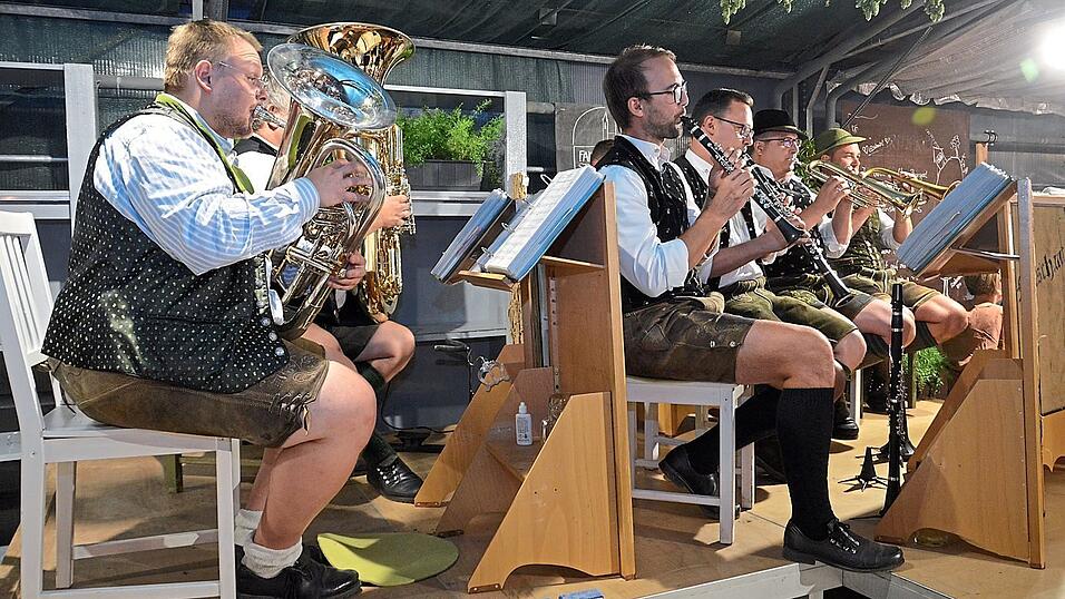 'Maschant' stehen für Tanzlmusi und eingestreute Klassiker wie 'Marina' und passte wunderbar zum Abend unter dem Olivenbaam. 'Maschant' stehen für Tanzlmusi und eingestreute Klassiker wie 'Marina' und passte wunderbar zum Abend unter dem Olivenbaam.