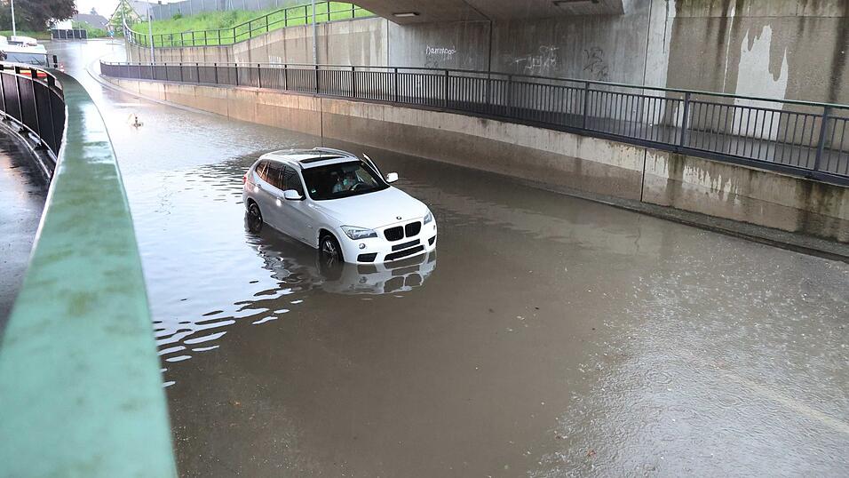 In M&uuml;hldorf blieb ein Auto in einer Bahnunterf&uuml;hrung stecken.