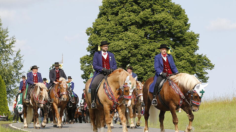 Bei angenehmen Temperaturen zogen die Pfingstreiter durch das Zellertal nach Steinbühl. Bei angenehmen Temperaturen zogen die Pfingstreiter durch das Zellertal nach Steinbühl.