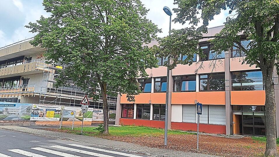 Während das neue Realschulgebäude täglich wächst, sind die Tage der alten Landgraf-Leuchtenberg-Realschule bereits gezählt. Während das neue Realschulgebäude täglich wächst, sind die Tage der alten Landgraf-Leuchtenberg-Realschule bereits gezählt.