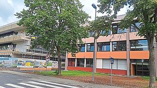 Während das neue Realschulgebäude täglich wächst, sind die Tage der alten Landgraf-Leuchtenberg-Realschule bereits gezählt.