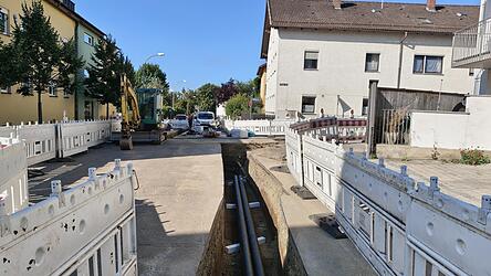 In der Sch&uuml;tzenstra&szlig;e werden Rohre verlegt, die neue Geb&auml;ude an das Fernw&auml;rmenetz der Stadtwerke anschlie&szlig;en. Die Arbeiten sollen noch bis Ende der Ferien dauern, der Verkehr k&ouml;nne aber stellenweise wieder fr&uuml;her flie&szlig;en.