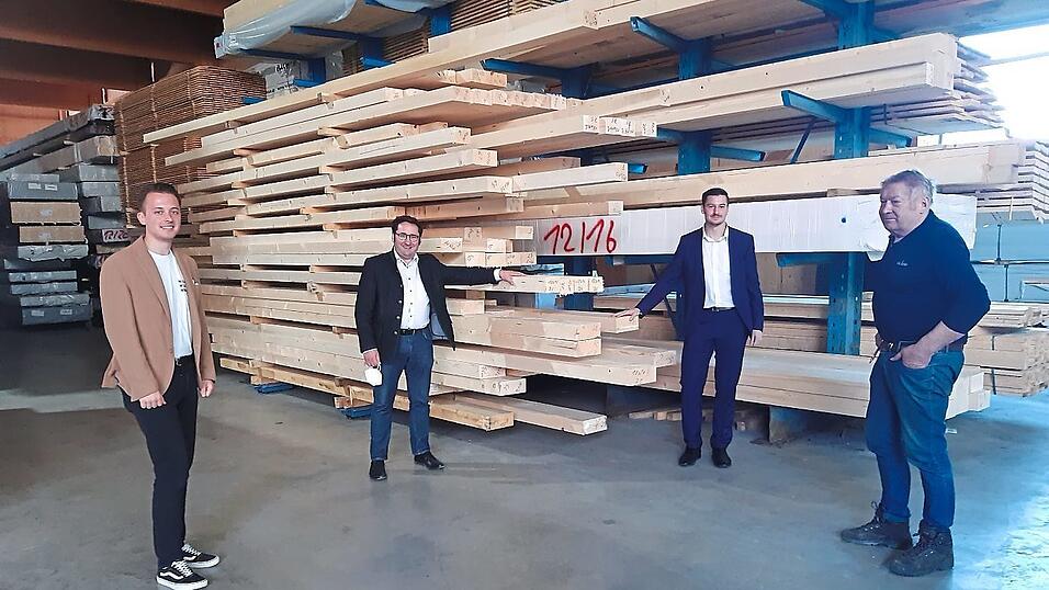 Noch scheinen die Freien W&auml;hler Kreisrat Julian Preidl, MdL Tobias Gotthardt und Bundestagskandidat Christian Schindler im Lager von Heinrich Weing&auml;rtner (rechts) vor vollem Lager zu stehen, doch der Nachschub ist massiv gef&auml;hrdet.