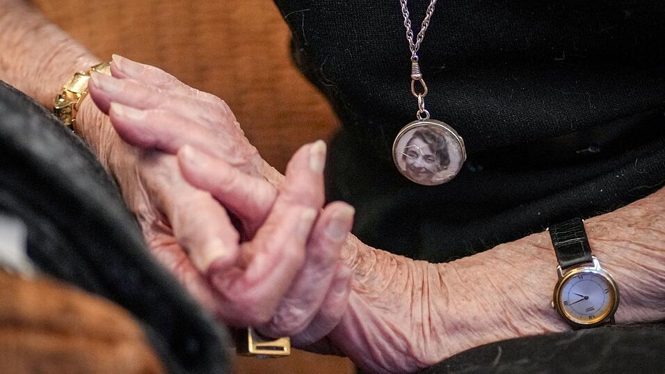 Margot Friedländer trägt ein Amulett mit dem Bild ihrer Mutter, die wie ihr Bruder im NS-Vernichtungslager Auschwitz ermordet wurden.