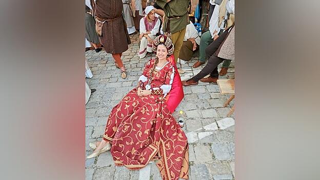 Die Schlossherrin genie&szlig;t ein paar Minuten der Ruhe zwischen ihren Untertanen - auf einem Sitzsack der Landesgartenschau.