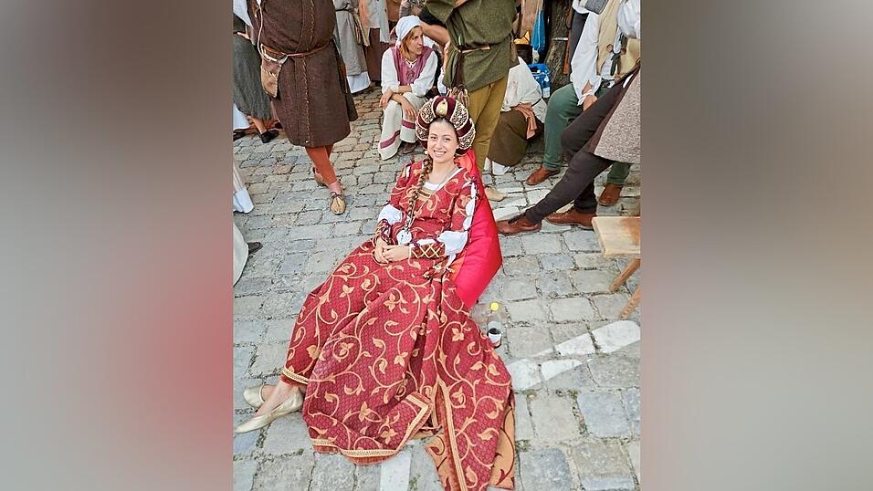 Die Schlossherrin genießt ein paar Minuten der Ruhe zwischen ihren Untertanen - auf einem Sitzsack der Landesgartenschau. Die Schlossherrin genießt ein paar Minuten der Ruhe zwischen ihren Untertanen - auf einem Sitzsack der Landesgartenschau.