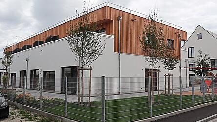 Die Kinderkrippe befindet sich im Erdgeschoss. Das obere Stockwerk besteht aus fünf Wohnungen. Die Kinderkrippe befindet sich im Erdgeschoss. Das obere Stockwerk besteht aus fünf Wohnungen.