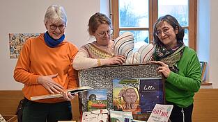 So sieht der „Trostkoffer“ aus. Dahinter in der Mitte Monika Obermeier vom Büchereiteam mit den Geldgebern Irmi Diewald (links) und Anja Feichtinger (rechts). So sieht der „Trostkoffer“ aus. Dahinter in der Mitte Monika Obermeier vom Büchereiteam mit den Geldgebern Irmi Diewald (links) und Anja Feichtinger (rechts).